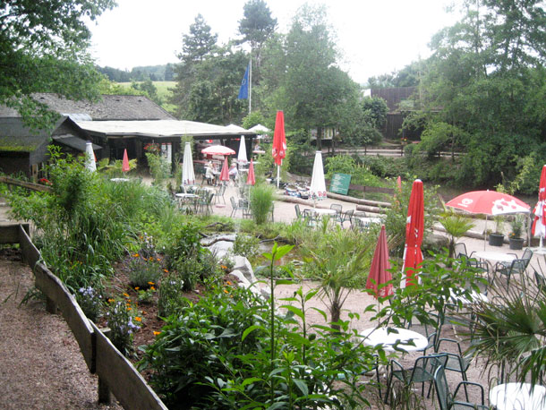 Das Vesperstüble mit Terrassen im Vogelpark Steinen